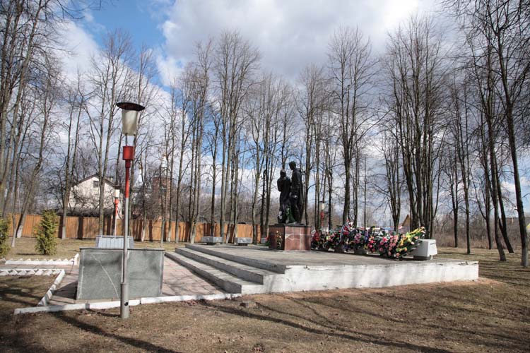 Бетлица калужская область. Бетлица Куйбышевский район. Поселок Бетлица Калужская. Бетлица Калужская область мемориал. Бетлица памятник Партизану Куйбышевский район Калужская область.