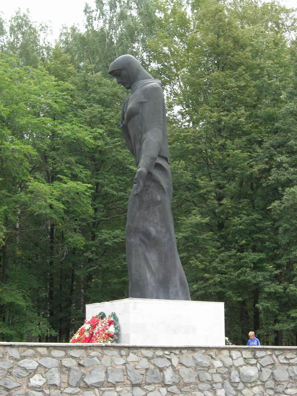 Памятник скорбящая. Монумент Скорбящая мать Пермь. Мемориал Скорбящая Пермь. Мемориал Скорбящая мать Пермь. Скорбящая мать Пермь Разгуляй.